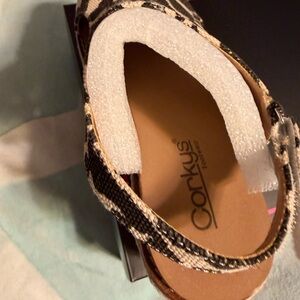 Corkys Women's Black and Tan Sandals